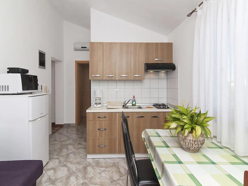 Apartments Alen Fazana 0*,